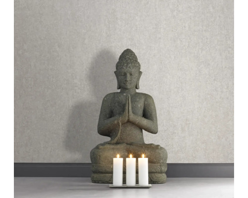 Dekorativ Buddha-staty bredvid tre ljus