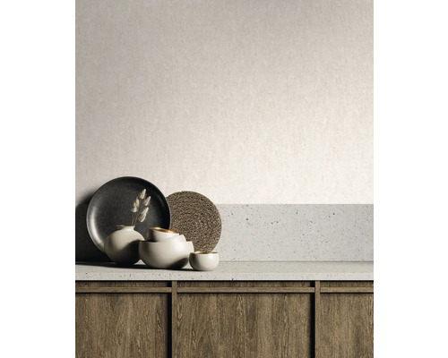 Scen med porslin, bordstablett och träskåp