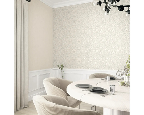 Interiör med mönstrad tapet, matbord och stolar