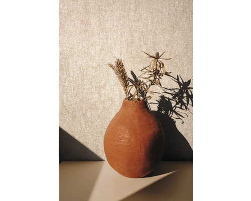 Dekorativ vas med torkade blommor på bordet