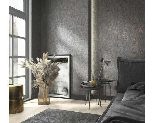 Sovrum med säng, sängbord, lampa och väggdekoration i en modern design.