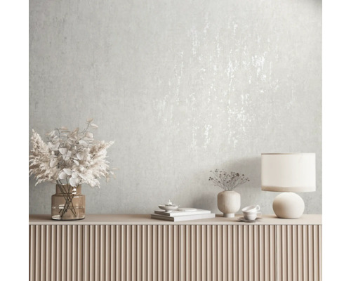 Ljust rum med mönstrad tapet, byrå, lampa och dekorationer