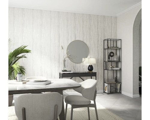 Ljust matrum med matbord, stolar, konsolbord, spegel och bokhylla mot en mönstrad tapet.