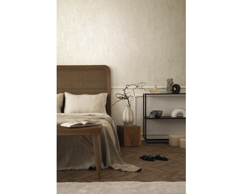 Sovrum med säng, hylla och dekorativa föremål