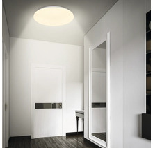 Taklampa i en ljus hall