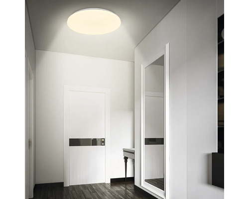 Taklampa i en ljus hall