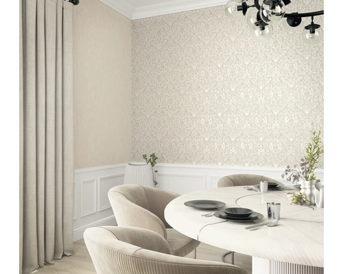 Matsal med mönstrad tapet, gardiner och runt bord