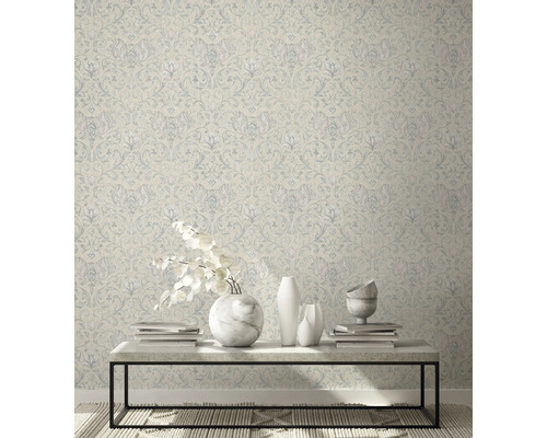 Vardagsrum med mönstrad tapet, bord, vaser och dekor