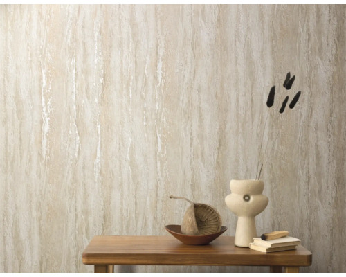 Närbild av en dekorerad vägg med beige non-woven tapet i travertinlook