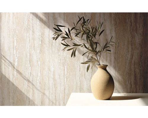 Dekorativ vägg med vertikalstrukturerad tapet och vas med växter
