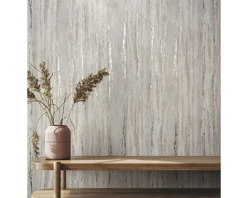 Strukturtapet med träådringseffekt bakom ett träbord med dekoration