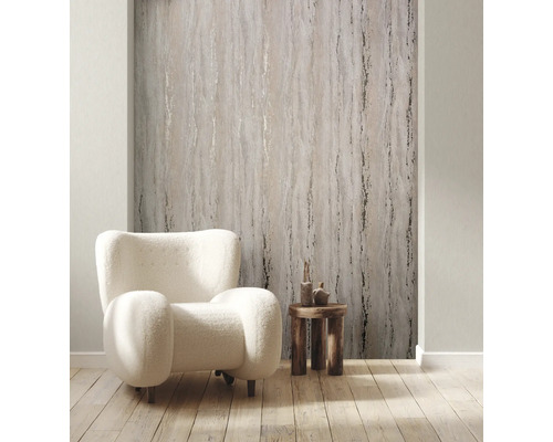 Interiör med mönstrad tapet, fåtölj och sidobord