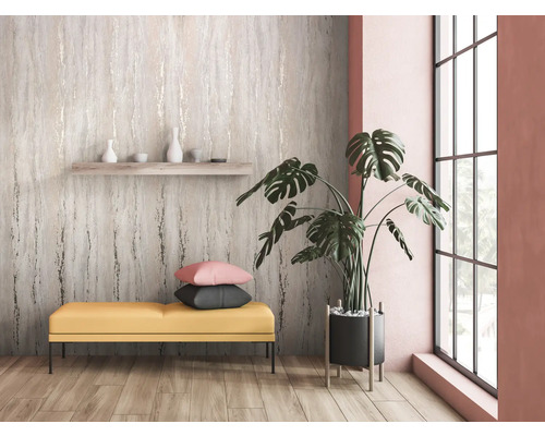 Modern interiör med mönstrad tapet, sittbänk och krukväxt.