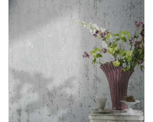 Inredningsexempel med en mönstrad tapet, vas och bordsdekoration.