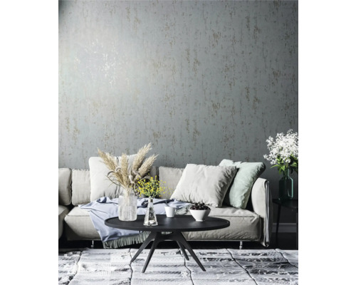 Vardagsrum med soffa, bord och mönstrad tapet för en stilfull inredning