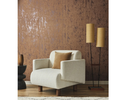 Dekorativt vardagsrum med fåtölj, golvlampa och mönstrad tapet