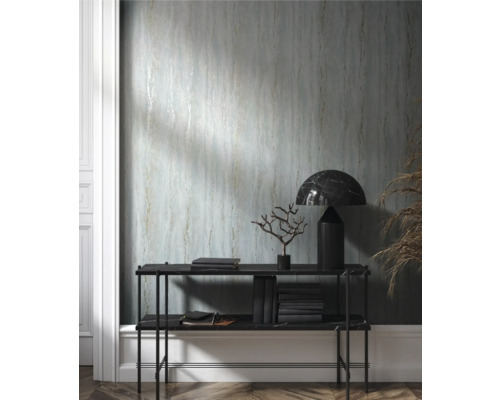 Rumsvy med mönstrad tapet och konsolbord