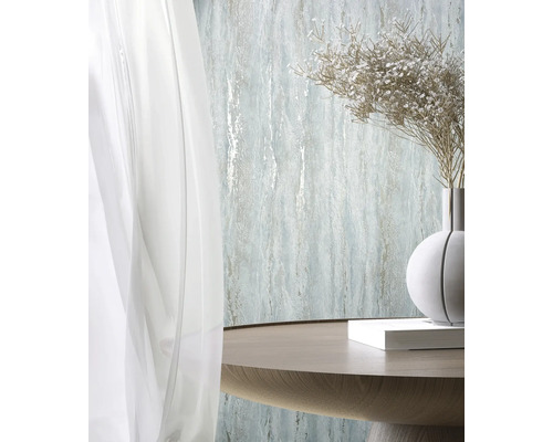 Dekorativ vägg med tapet, bord, vas och gardin