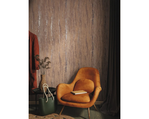 Inredningsexempel med mönstrad tapet, fåtölj och dekoration för en stilfull interiör