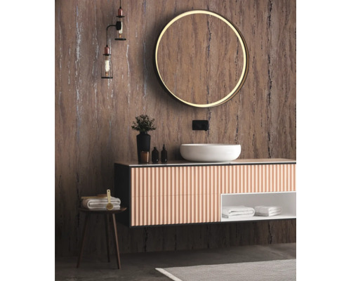 Badrum med tvättställ, spegel, lampa och dekoration