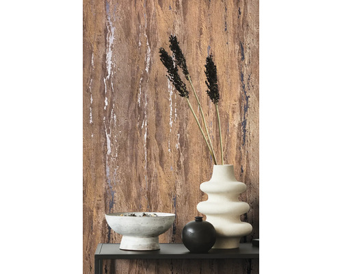 Dekorativ bostadsmiljö med relief tapet och vaser på ett bord.