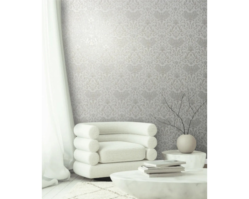 Ljust rum med blommig tapet, fåtölj och bord