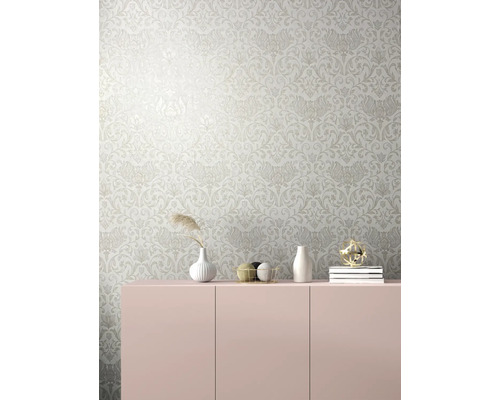 Tapet med blommönster ovanför en skänk