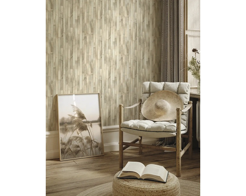 Vardagsrum med träpanel, fåtölj, bok och dekoration för en mysig atmosfär