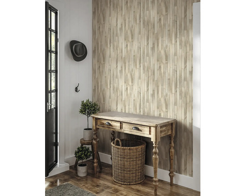 Entré med trätapet, träbord, korg och dekoration