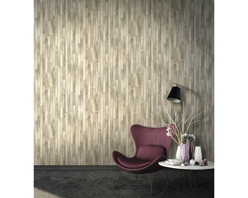 Vardagsrum med tapet i träutseende, fåtölj och bord