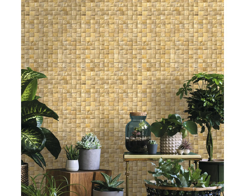 Vardagsrum med tapet i rottinglook och diverse krukväxter.