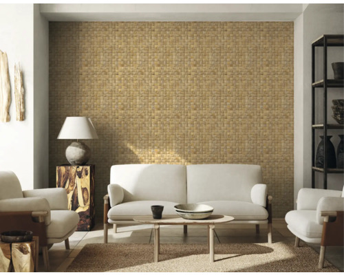 Vardagsrum med mosaikvägg, soffa och fåtöljer