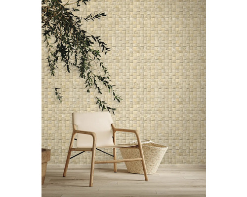 Vardagsrum med väggdekoration av mosaikplattor och sittplats