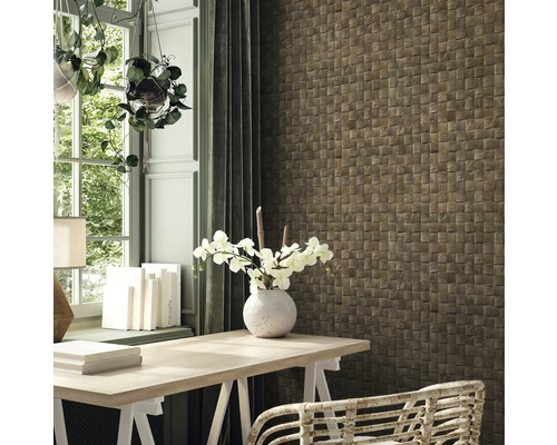 Vardagsrum med träväggspaneler i flätat utseende, skrivbord och fönster