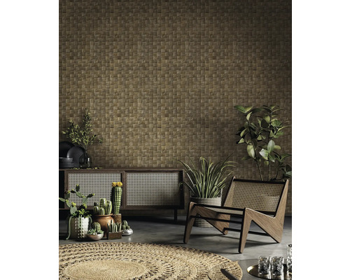 Dekorativ vägg med små fyrkantiga plattor, kombinerat med träskåp, fåtölj och krukväxter.