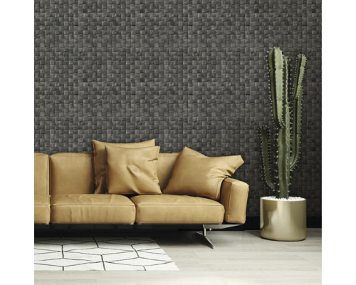 Vardagsrum med soffa, kuddar, kaktus och väggbeklädnad