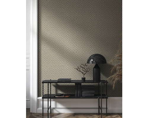 Rumsöversikt med mönstrad tapet och konsolbord med dekorationer