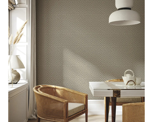 Matsal med rottingmöbler och mönstrad tapet