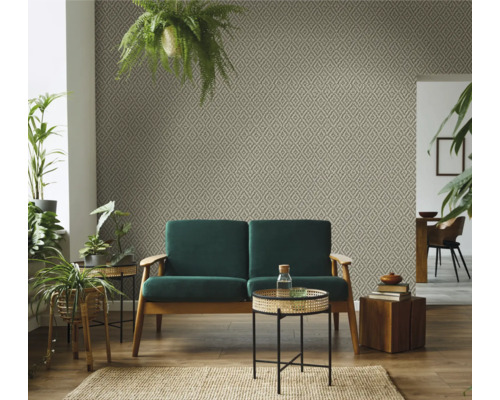 Vardagsrum med mönstrad tapet, soffa och växter