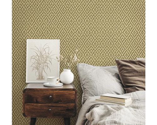 Sovrum med sisalmatta på väggen, sängbord och säng