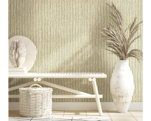 Scen med en bänk, en korg, en vas med växter och en tapet med stickat mönster