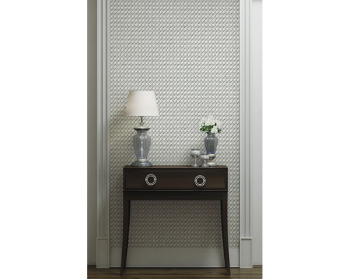 Dekorativ interiör med mönstrad tapet, konsolbord, lampa och blomvas