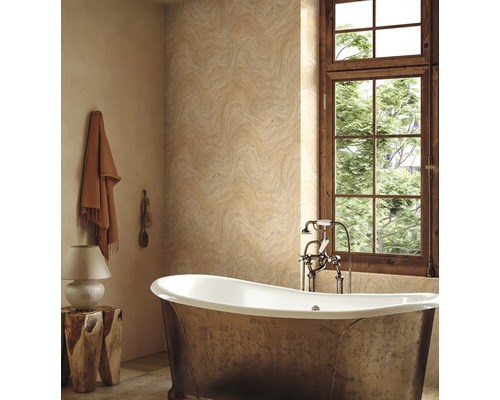 Badrum med fristående badkar, fönster och mönstrad tapet