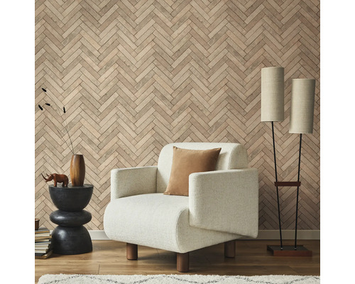 Vardagsrum med fåtölj, golvlampor och vägg i fiskbensmönster