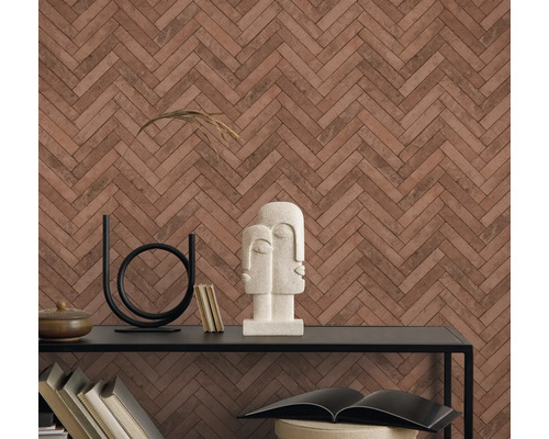 Dekorativ hylla med ornament och tapet med tegelmönster