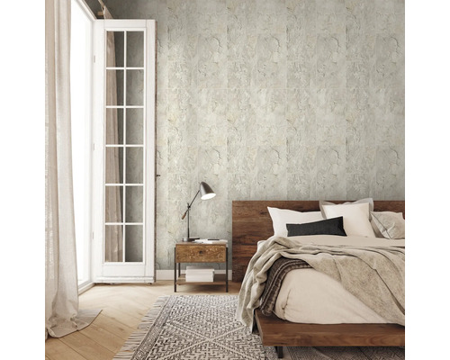 Sovrum med väggplattor i stenimitation, säng och nattduksbord