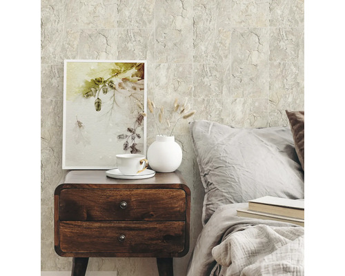 Dekorativa väggplattor i sovrum med sängbord och dekoration