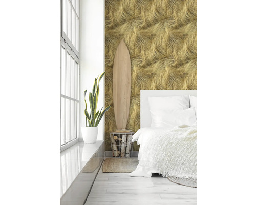 Ljust sovrum med grästapet, fönster, växt och dekorativ surfbräda