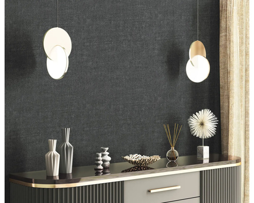 Miljöbild med skänk, dekoration och två runda hänglampor