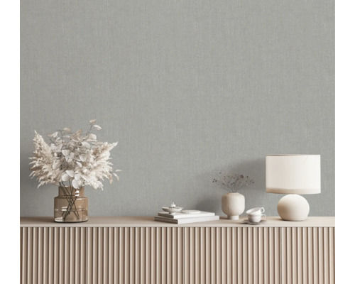 Dekorativ interiör med grå textil tapet som väggdekoration.